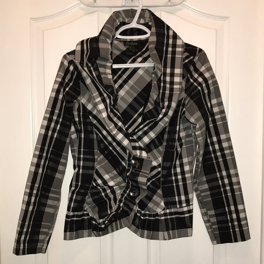 🧵 Black & Beige Ruffle Blazer